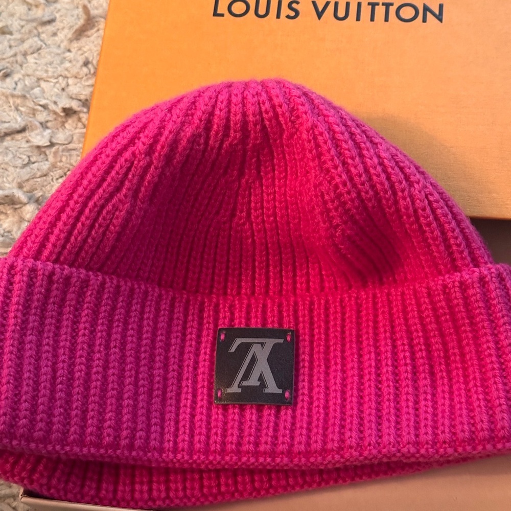 Louis Vuitton
Upside-Down Logo Wool Knit Beanie - Picture 2 of 15